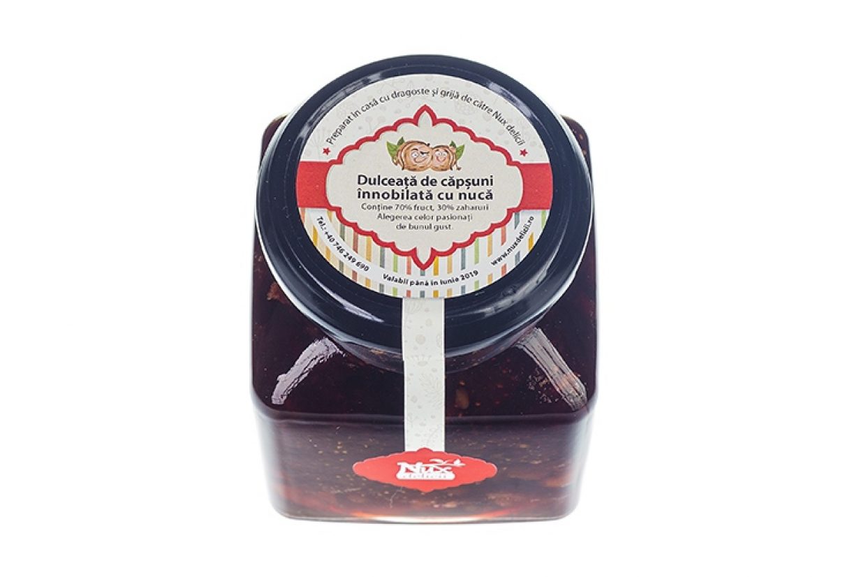 Dulceaţă de căpşuni înnobilată cu nucă