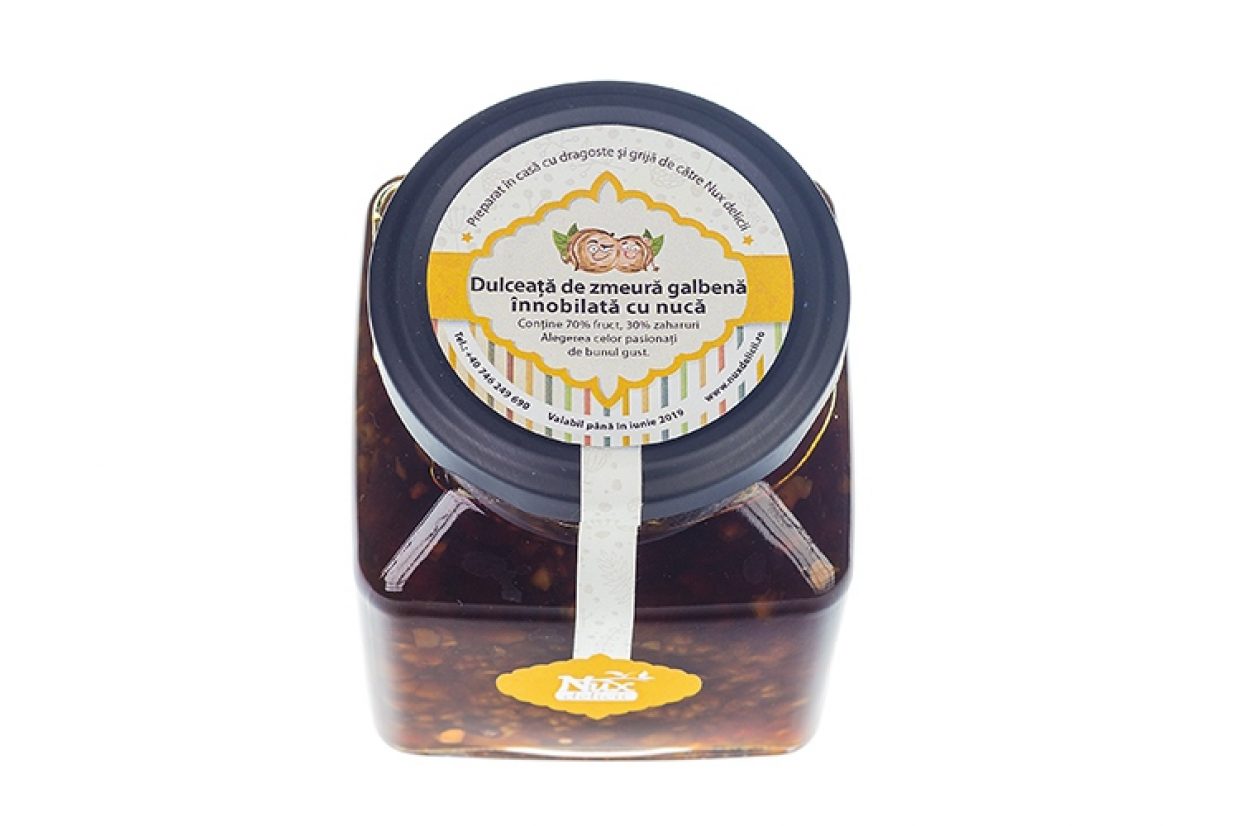 Dulceaţă de zmeură galbenă înnobilată cu nucă