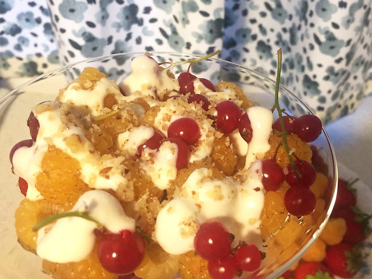 Salată de fructe cu zmeură galbenă, căpşuni, coacăze şi nucă
