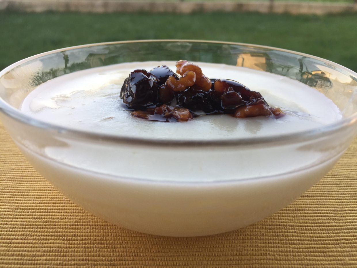 Orez cu lapte, aromat cu dulceaţă de vişine înnobilată cu nucă