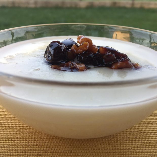 Orez cu lapte, aromat cu dulceaţă de vişine înnobilată cu nucă